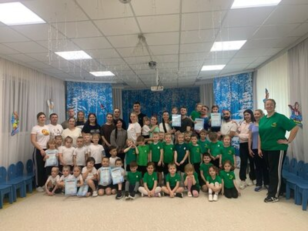 Семейные соревнования «Папа, мама и я - спортивная семья» Семейные соревнования «Папа, мама и я - спортивная семья»